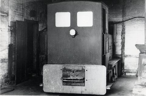 Eine der beiden 1953 gebauten Ns3e der Industriebahn Halle mit Reichsbahnnummern fotografierte Günter Meyer im Juni 1963 noch im Lokschuppen.