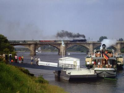 Während das planmäßige Dampfschiff „Pillnitz“ in Pirna Fahrgäste nach Dresden aufnimmt, überquert 52 8080 mit dem Schwarzenberger Museumszug die Elbbrücke.