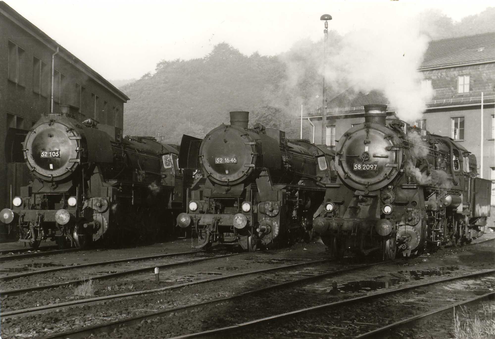 Zur Aushilfe waren ab Sommer 1969 auch Lokomotiven der Baureihen 50 und 52 im Bw Aue stationiert. Am 9. Juni 1969 stehen 52 105 (mit Mischvorwärmer und Giesl-Ejektor) und 52 1646 neben 58 2097 an der neuen Drehscheibe.