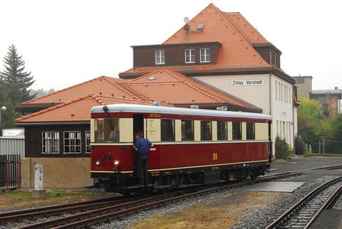 Auch er ist wieder unterwegs – der von der SOEG eingesetzte VT 137 322 des Verkehrsmuseums Dresden, hier am Endpunkt des westlichen Streckenastes, im Bahnhof Kurort Jonsdorf.
