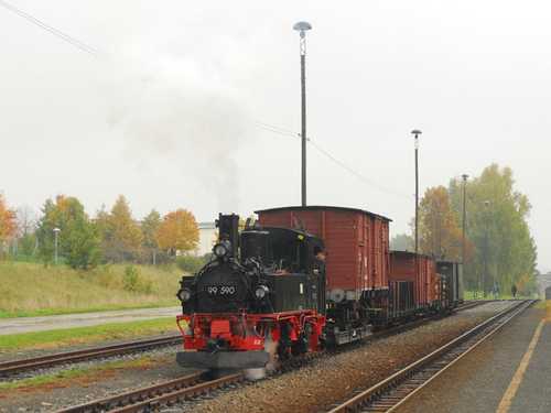 99 590 mit Güterzügen auf den Zittauer Schmalspurgleisen unterwegs.