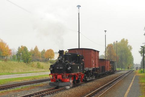 99 590 mit Güterzügen auf den Zittauer Schmalspurgleisen unterwegs.