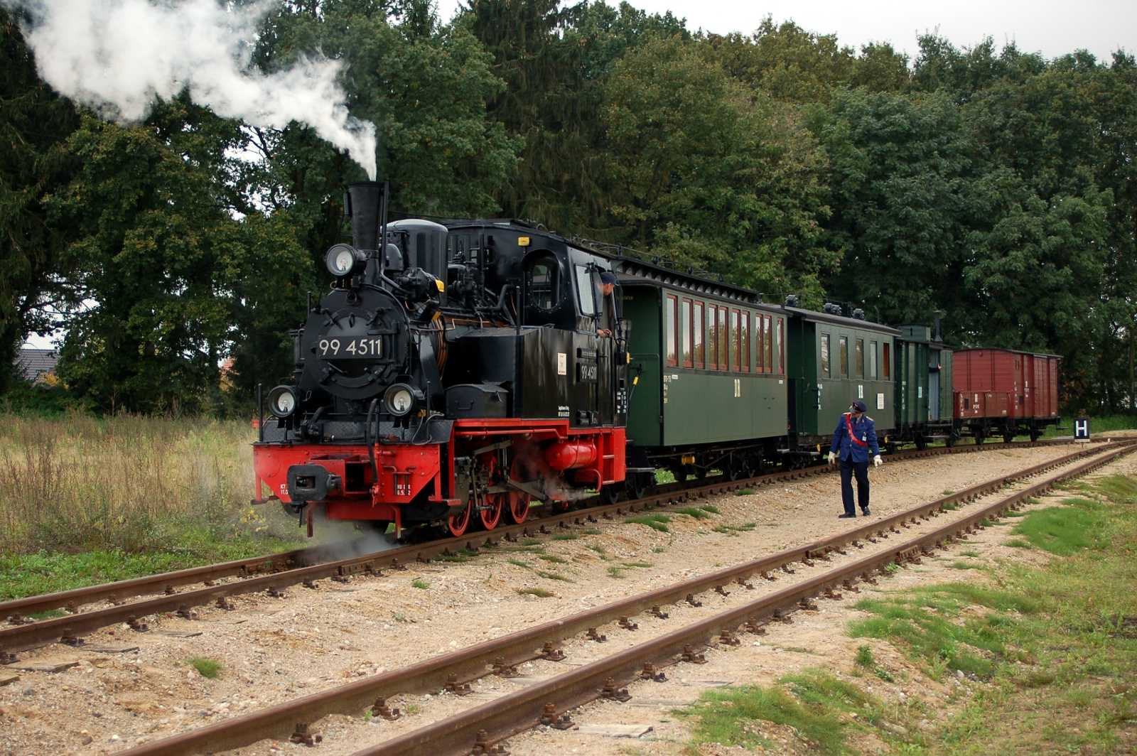 Schlot voran in Richtung Mesendorf – 99 4511 bei ihrem Einsatz Anfang Oktober in Lindenberg.