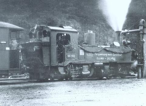 99 592 oblag es, am 21. Mai 1966 den letzten Zug von Schönheide Süd nach Carlsfeld zu führen. Günter Meyer war es, der damals den Wasserkasten der Lok mit einer Kreideaufschrift verzierte.