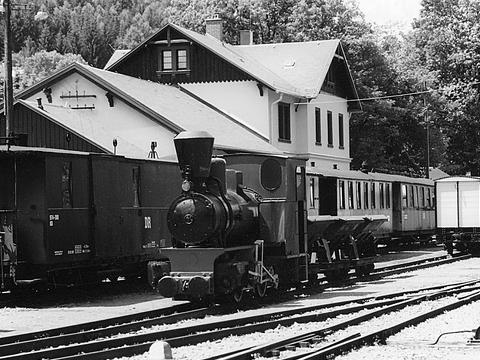 Die zweiachsige Dampflok (O&K 1903/1162) im Freigelände in Rittersgrün.