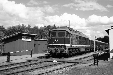 232 158 der Leipziger Eisenbahngesellschaft bespannte am Abend des 16. Juni bereits den VSE-Museumszug zur Fahrt nach Lübbenau.
