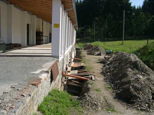 Auch bergseitig wird entlang der Lagerhalle eine Entwässerungsdrainage eingebaut.