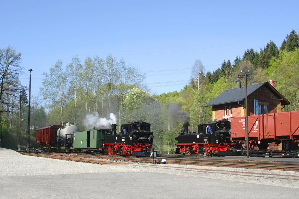 Güterzugtag am 30. April 2007 im Preßnitztal! 99 1590-1 fährt in den Bahnhof Steinbach ein, in wel-chem 99 1568-7 bereits mit einem anderen Güterzug wartet.