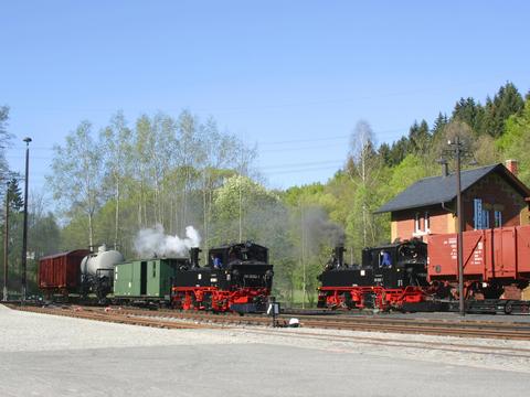 Güterzugtag am 30. April 2007 im Preßnitztal! 99 1590-1 fährt in den Bahnhof Steinbach ein, in wel-chem 99 1568-7 bereits mit einem anderen Güterzug wartet.