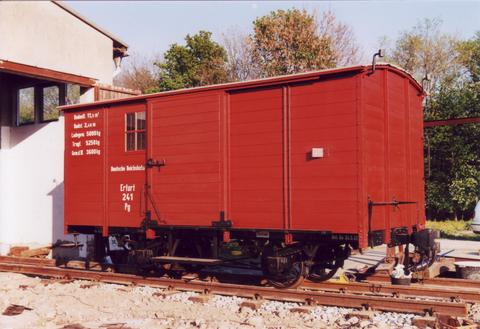 Der mit einer originalen Janney-Kupplung ausgerüstete Eisfelder Güterwagen „Erfurt 241“ nach seiner Beschriftung am 29. April 2007 vor der Fahrzeughalle der IG Hirzbergbahn e.V. in Georgenthal.