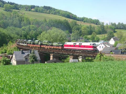 118 770 der „IG Traditionslokomotive 58 3047 e.V.“ aus Glauchau beförderte am 18. Mai 2007 einen mit historischen NVA-Fahrzeugen beladenen Fotogüterzug durchs Westerzgebirge. Am Schwimm-bad von Markersbach vorbei macht sie sich auf den Weg zum Markersbacher Viadukt.