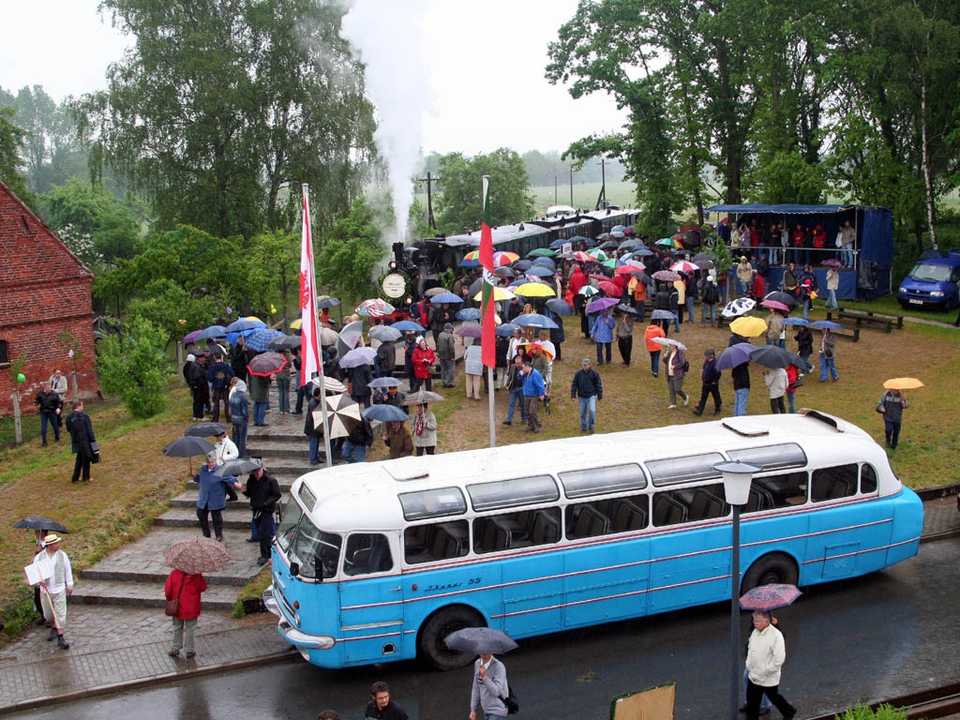Der Eröffnungszug hat Lindenberg am 12. Mai 2007 erreicht! Wie 1969 sind auch diesmal, 38 Jahre danach, zwei Ikarus-Busse dabei.
