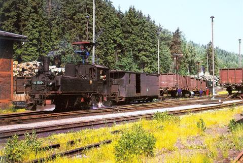Seit Mai 2007 besitzt der Bahnhof Schönheide Süd wieder eine Rollwagengrube. Derartige Aufnahmen wie die mit 99 585 vom Juni 1976 werden hier in Zukunft also wieder möglich sein.