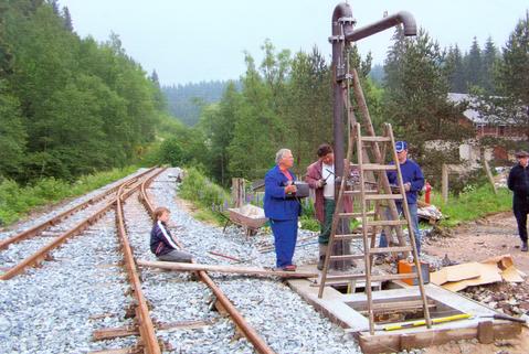 Inzwischen wurde auch der neugefertigte Wasserkran am Gleis 1 aufgestellt. Im Bild ist ebenfalls die Einfahrweiche aus Richtung Carlsfeld zu sehen, Aufnahme vom 3. Juni 2007.