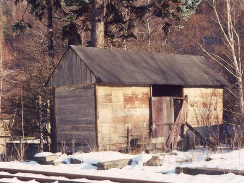 Der Kasten des Schmalspurwagens K 2663 wurde Ende Mai in Wolkenstein an Ort und Stelle zerlegt. Das Bild zeigt ihn im November 1995.