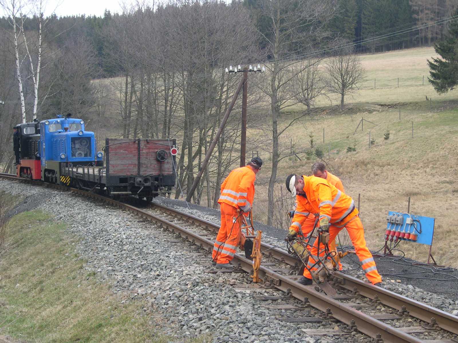 Gleisbau an der Preßnitztalbahn: Arbeiten am Kilometer 22,6 mit Az im Hintergrund.