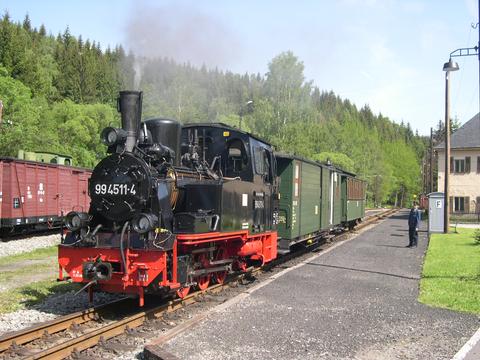 99 4511-4 steht mit dem Pendelzug zwischen Jöhstadt und Steinbach abfahrbereit im Bahnhof Schlössel.
