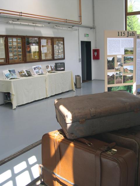 Ausstellungsstücke in der Fahrzeughalle zum Schwerpunkt „115 Jahre Preßnitztalbahn“