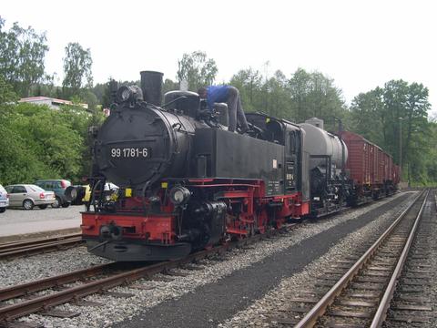 Der Güterzug mit VII K 99 1781-6 „wartet“ im Bahnhof Steinbach auf seine Abfahrt in Richtung Wolkenstein. Der Lokführer nutzt die Wartezeit für ein paar Wartungsarbeiten.