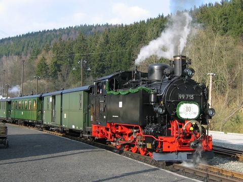 Festlich geschmückt und mit der ursprünglichen Beschilderung war sie am Karfreitag 2007 auf der Preßnitztalbahn im Einsatz.
