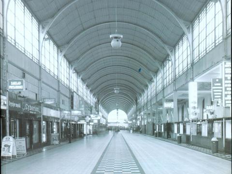 Coverbild des Ausstellungskataloges mit einem Blick durch die große Wandelhalle des Breslauer Hauptbahnhofes