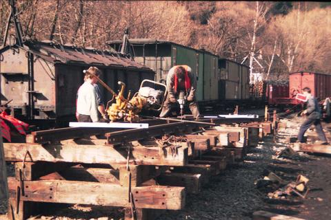 Die erste Verladerampe entsteht am 8. März 1997 im Bahnhof Schlössel der Preßnitztalbahn.