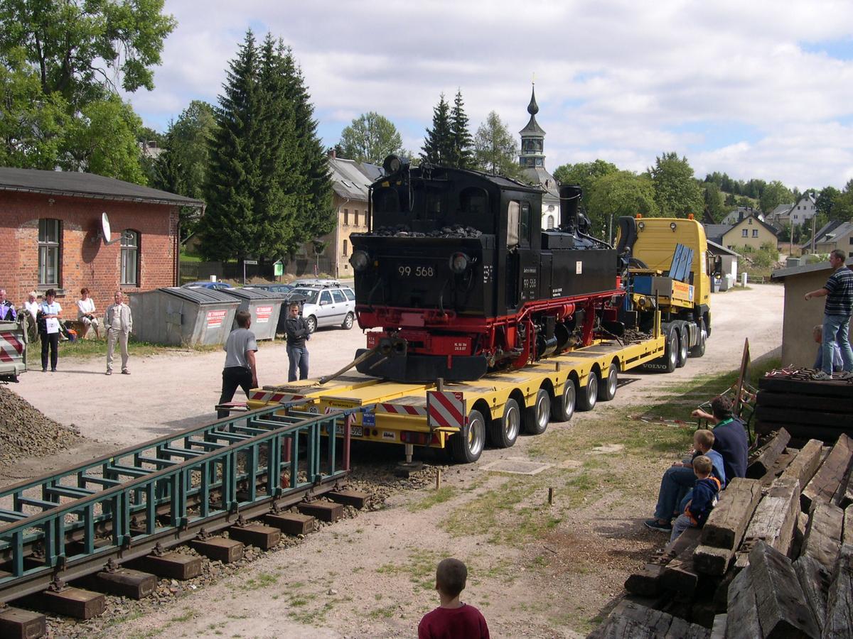 Anlieferung von 99 1568-7 über die mobile Rampe am 28. Juli 2003 in Carlsfeld.