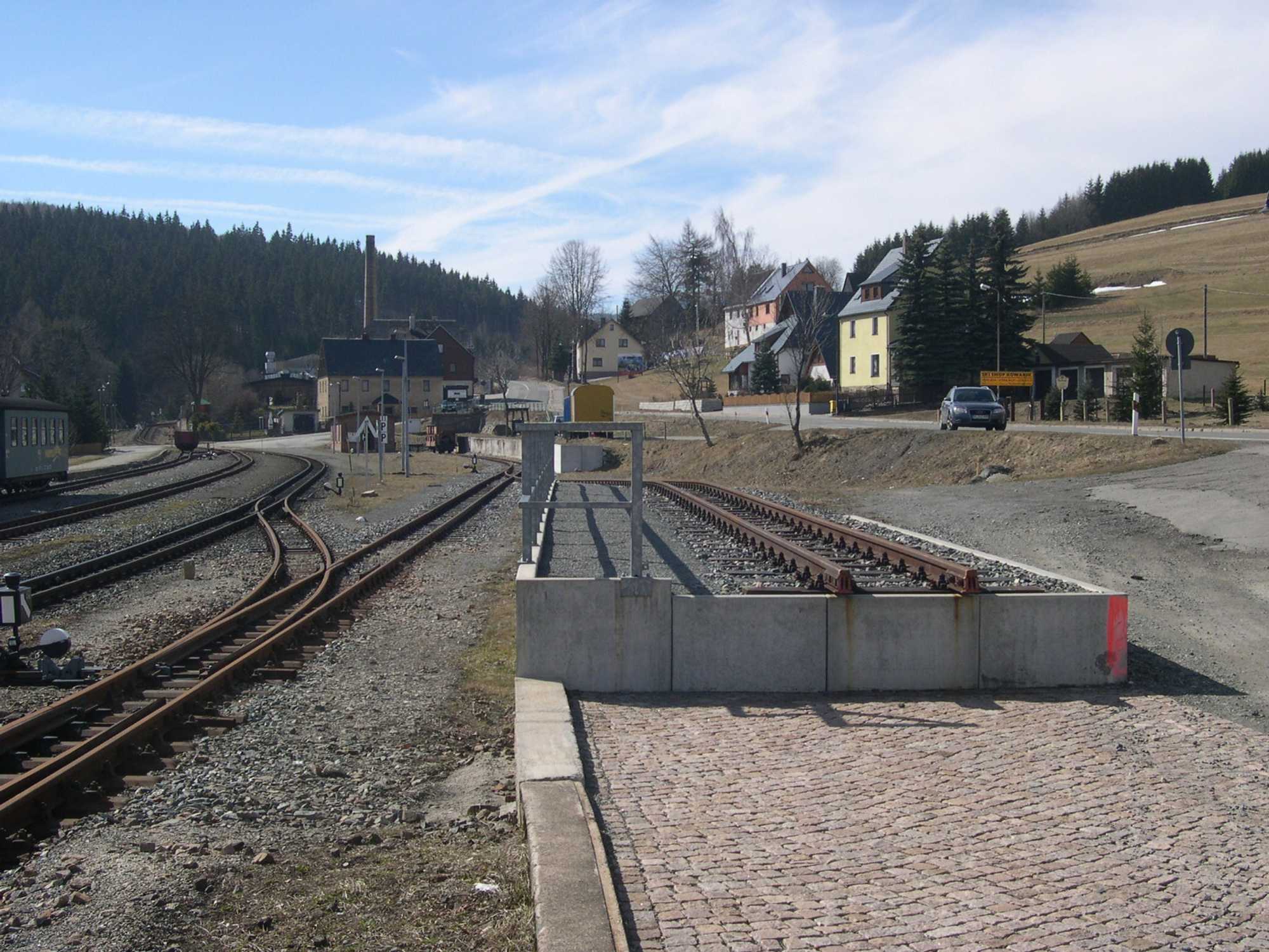 Moderne Verladerampe der Fichtelbergbahn im Bahnhof Hammerunterwiesenthal nahe des Standorts der ersten Rampe von 1997, allerdings in anderer Richtung.