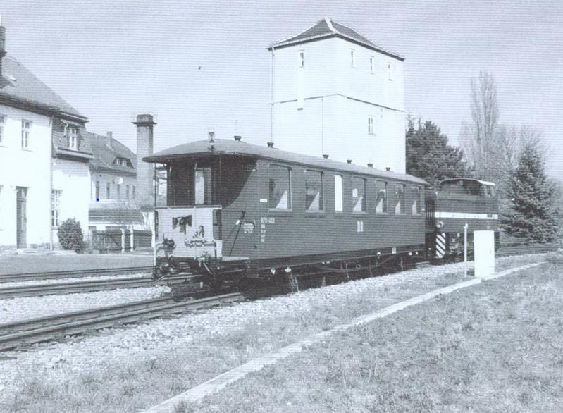 Am 26. März wurde der Sitzwagen 970-403 von Bertsdorf von der Diesellok 199 013 nach Zittau gebracht, hier in Zittau Vorstadt.