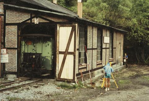 Vermessungsarbeiten am Lokschuppen im Mai 1992.