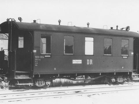 Der heutige Museumswagen 10.103 als 900-304 im Juni 1962 in Barth.