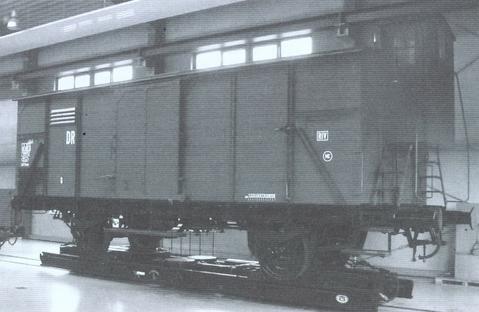 Der mit einem Bremserhaus versehene ehemalige DR-G-05 (identisch mit G10 der Bundesbahn) erhielt kürzlich sowohl sein ursprünglich vorhandenes Bremserhaus als auch seine originale DR-Betriebsnummer 05-63-98 zurück.