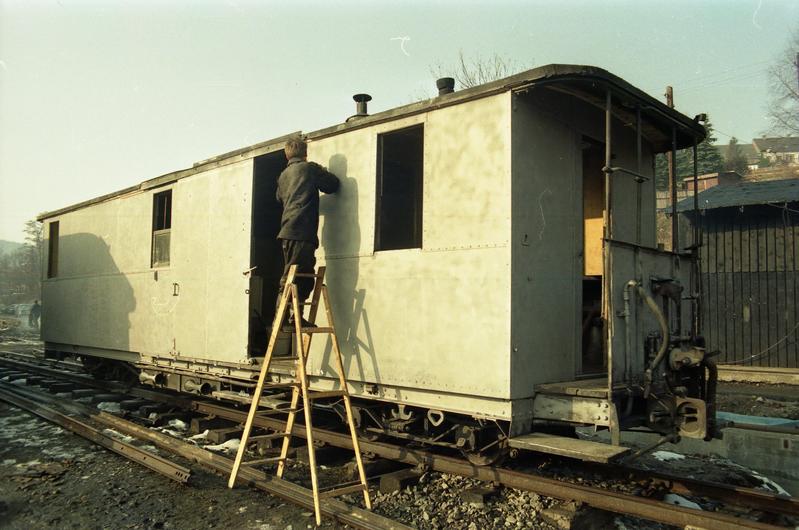 Der Gepäckwagen 974-331 im März 1992 als erstes Wagenausbesserungsprojekt des Vereins in der Aufarbeitung.
