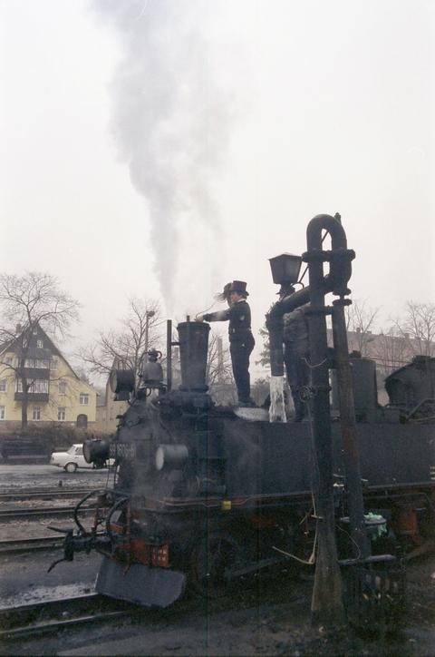 Ein Markenzeichen der IG Preßnitztalbahn e.V. in den Neunziger Jahren waren die Sonderfahrten auf anderen Schmalspurbahnen, hier am 7. März 1992 in Dippoldiswalde.
