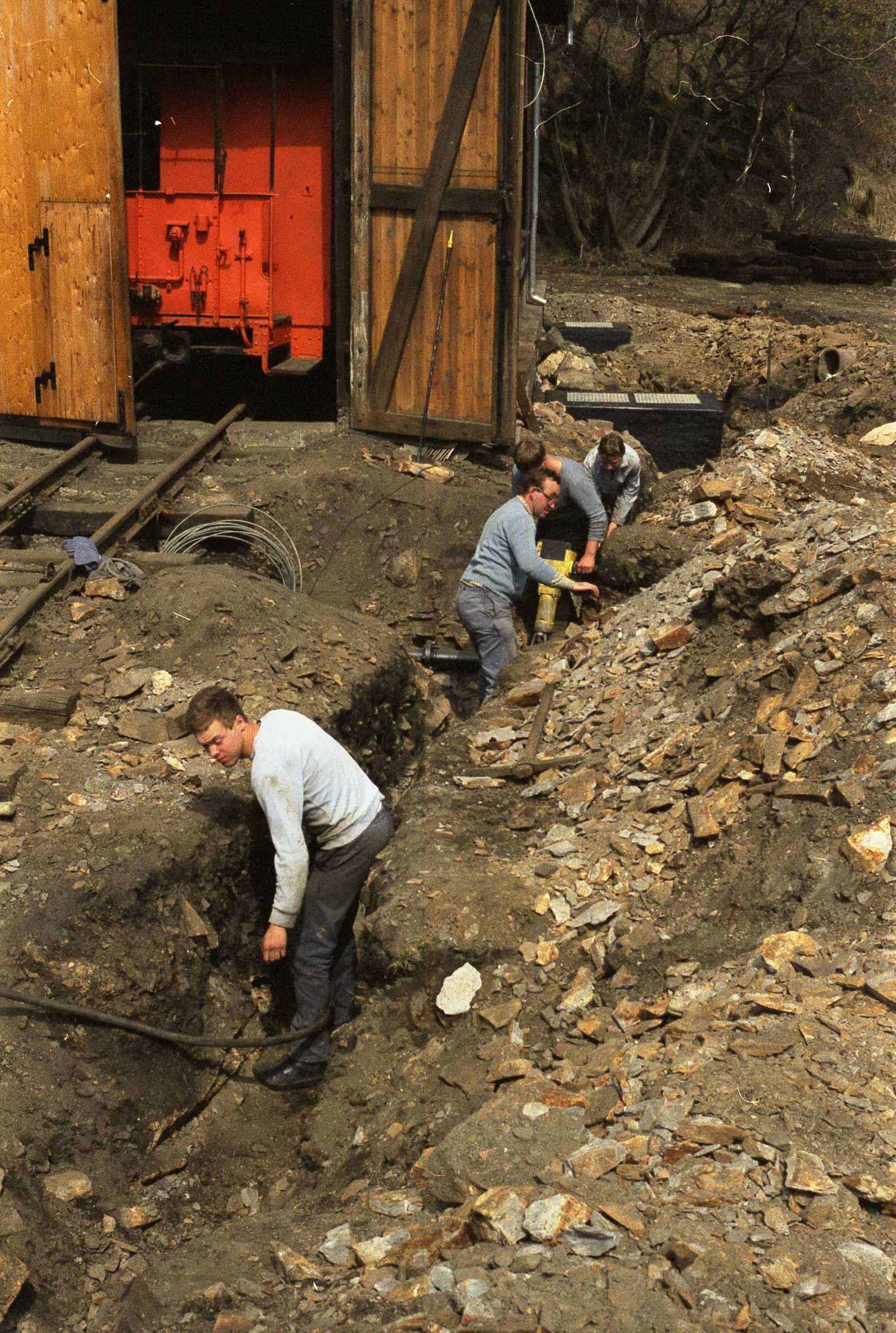 Heute fast vergessen: Die umfangreichen Tiefbauarbeiten für Gasleitung, Wasser- und Abwasser vor dem Lokschuppen Jöhstadt von 1992.