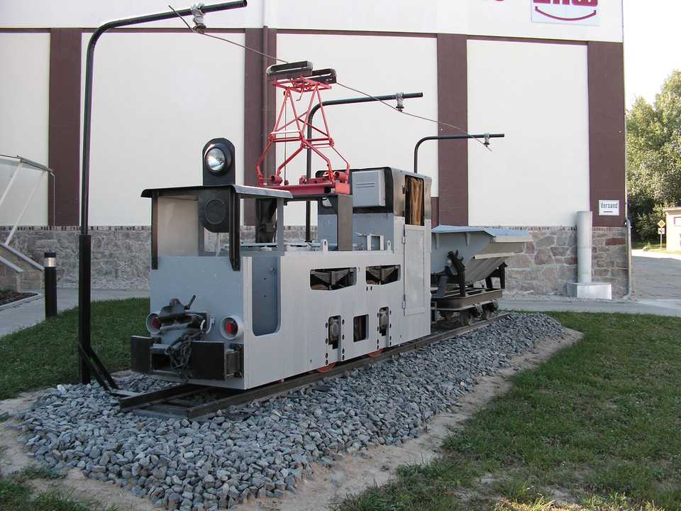 Wie im PK 92 berichtet, wurde vor dem Kemmlitzer Kaolinwerk eine Grubenbahnlokomotive vom Typ EL6 aufgestellt.