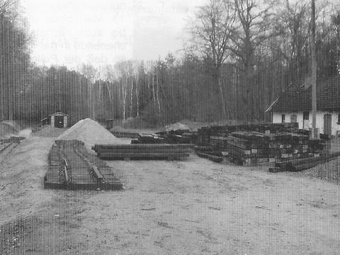 Auf dem ehemaligen Gleisfeld des Bf. Magdeburgerforth liegen die ersten Schwellen bereit.