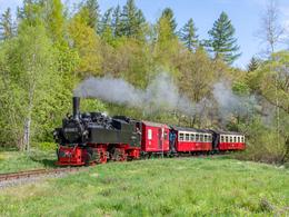 In den vergangenen Jahren wurde die Mallet-Lok 99 5906-5 nur selten eingesetzt – am 15. Mai 2022 ging die letzte betriebsfähige Lok dieser Bauart bei den Harzer Schmalspurbahnen in den Ruhestand.
Richard Geertz fotografierte sie zuvor noch am 14. Mai 2022 zwischen Silberhütte und Straßberg.