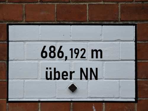 Wieder eine genaue Höhenmarke am Bahnhof Jöhstadt
