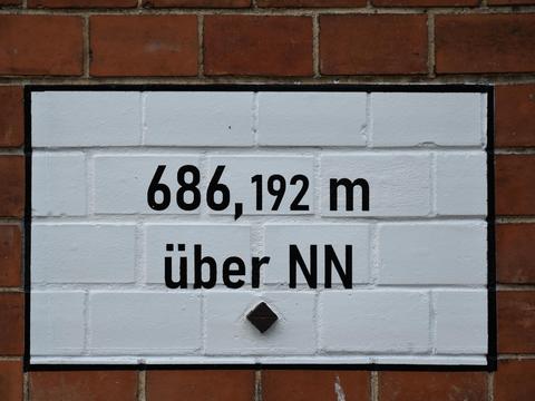 Wieder eine genaue Höhenmarke am Bahnhof Jöhstadt