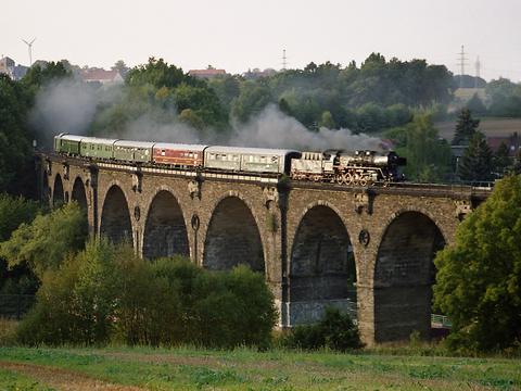 Am 30. September 2006 überquert 50 3616 mit dem VSE-Museumszug den Bahrebach-Viadukt in Chemnitz.
