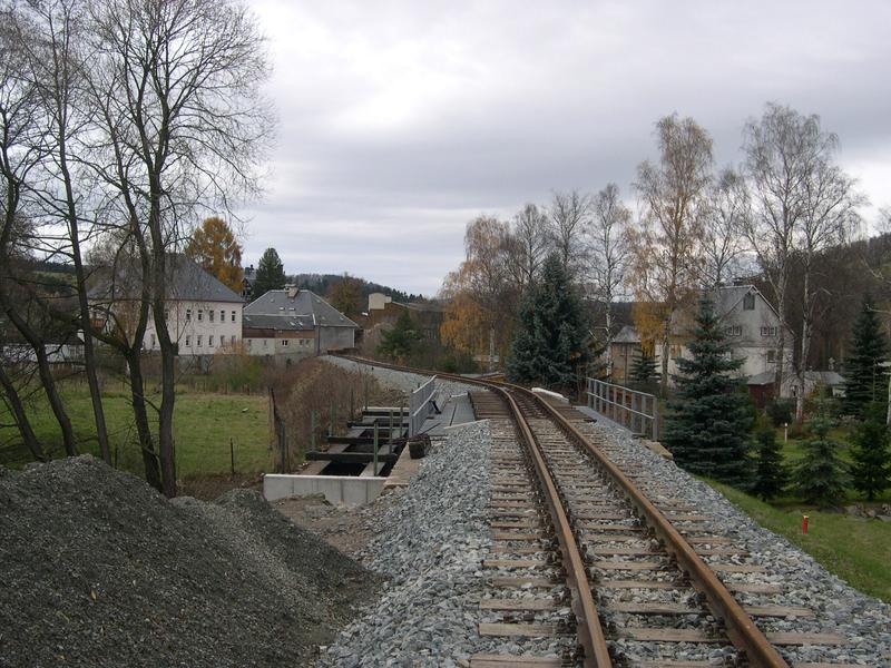 Während der Gleisbau der Verlängerung des Gleises in Richtung Wolkenstein inzwischen abgeschlossen ist, nun ist Neubau des Radweges neben dem Bahndamm die nächste Aufgabe.