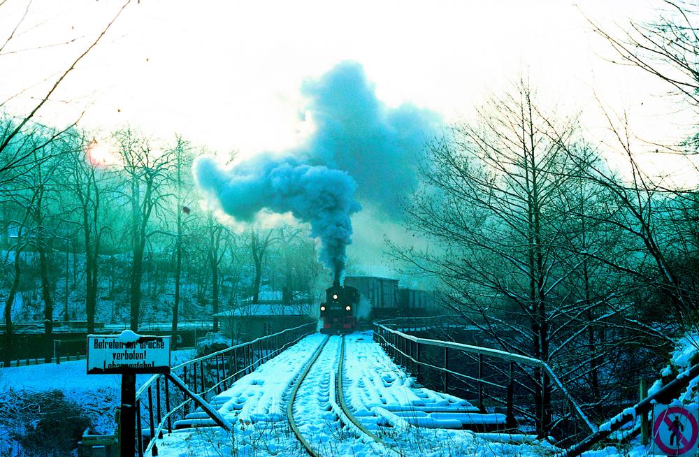 Mit einem mächtigen Rauchpilz bog am 14. Dezember 1991 – vor 15 Jahren – 99 1586-9 – in Wilischthal auf das Viadukt über die Zschopau ein.