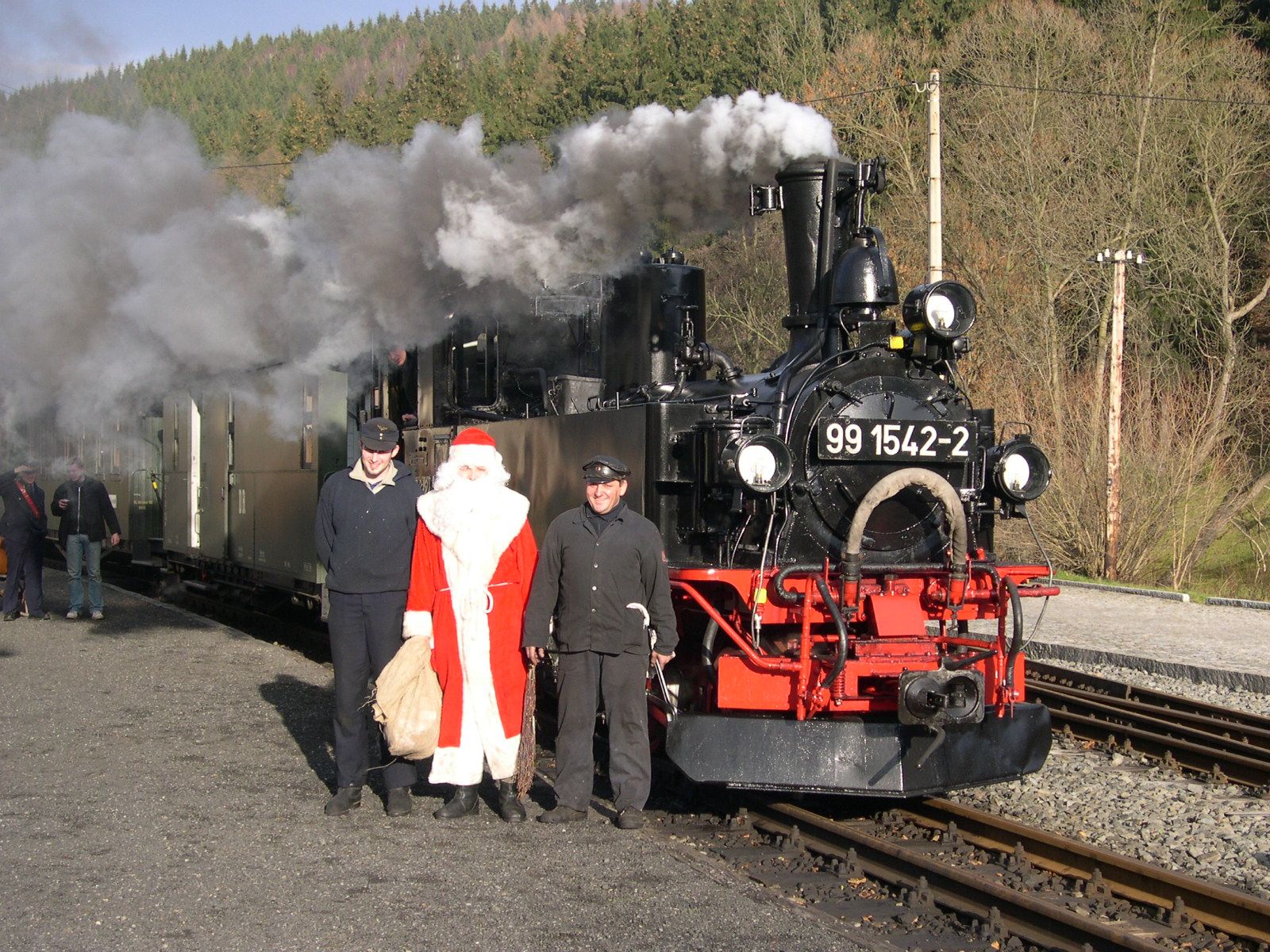 Während der Zugkreuzung im Bahnhof Schmalzgrube trafen sich das Lokpersonal und der Weihnachtsmann an der Lok.