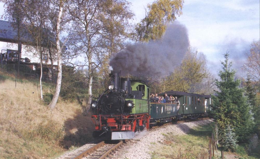 IV K Nr 132 alias 99 539 der Traditionsbahn Radebeul befährt soeben den Birkendamm hinter Neuheide.