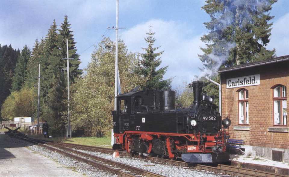 In Carlsfeld stand am 221./22. Oktober beim FHWE 582 der Museumsbahn Schönheide unter Dampf.