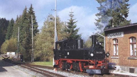 In Carlsfeld stand am 221./22. Oktober beim FHWE 582 der Museumsbahn Schönheide unter Dampf.
