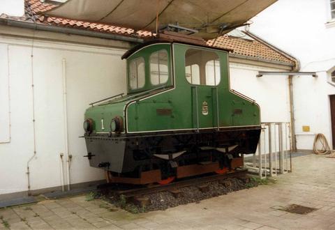 Lok 2 (fälschlich als 1 beschriftet, auch mit falschem Fabrikschild) befindet sich im Lichthof des Landesmuseums Kassel, hier am 24. August 1996.