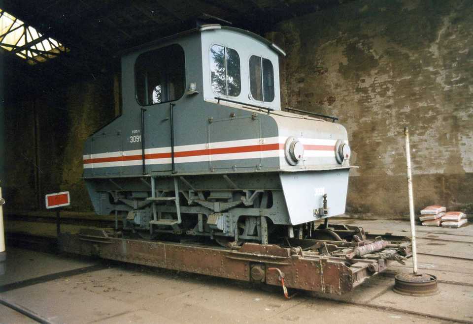 In Dresden ist die „richtige“ Lok 1 (3091) erhalten, hier im September 2001 in Coswig.