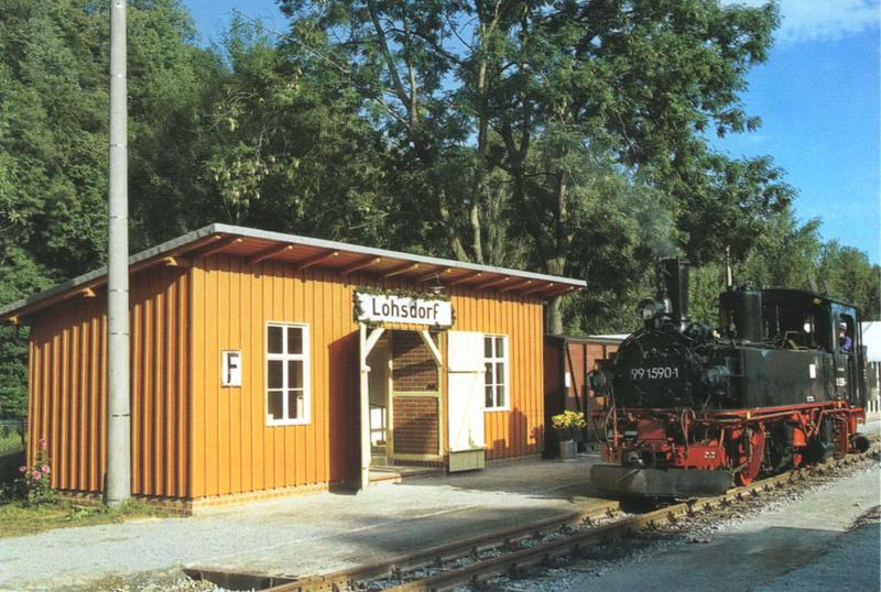 Am 19. August 2006 stand die Jöhstädter 99 1590-1 in Lohsdorf an der ehemaligen Schmalspurbahn Goßdorf-Kohlmühle - Hohnstein in der Sächsischen Schweiz im schönsten Abendlicht. Mehr dazu in dieser Ausgabe.